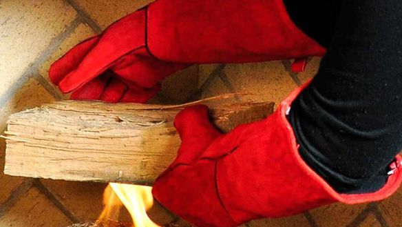 Why to Keep a Pair of Fireplace Gloves on your Hearth