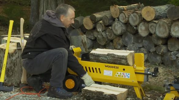 The 7 Ton Electric Log Splitter From WoodEze Is A Beast!